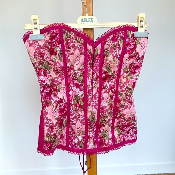 Corset - Picture 1 of 5